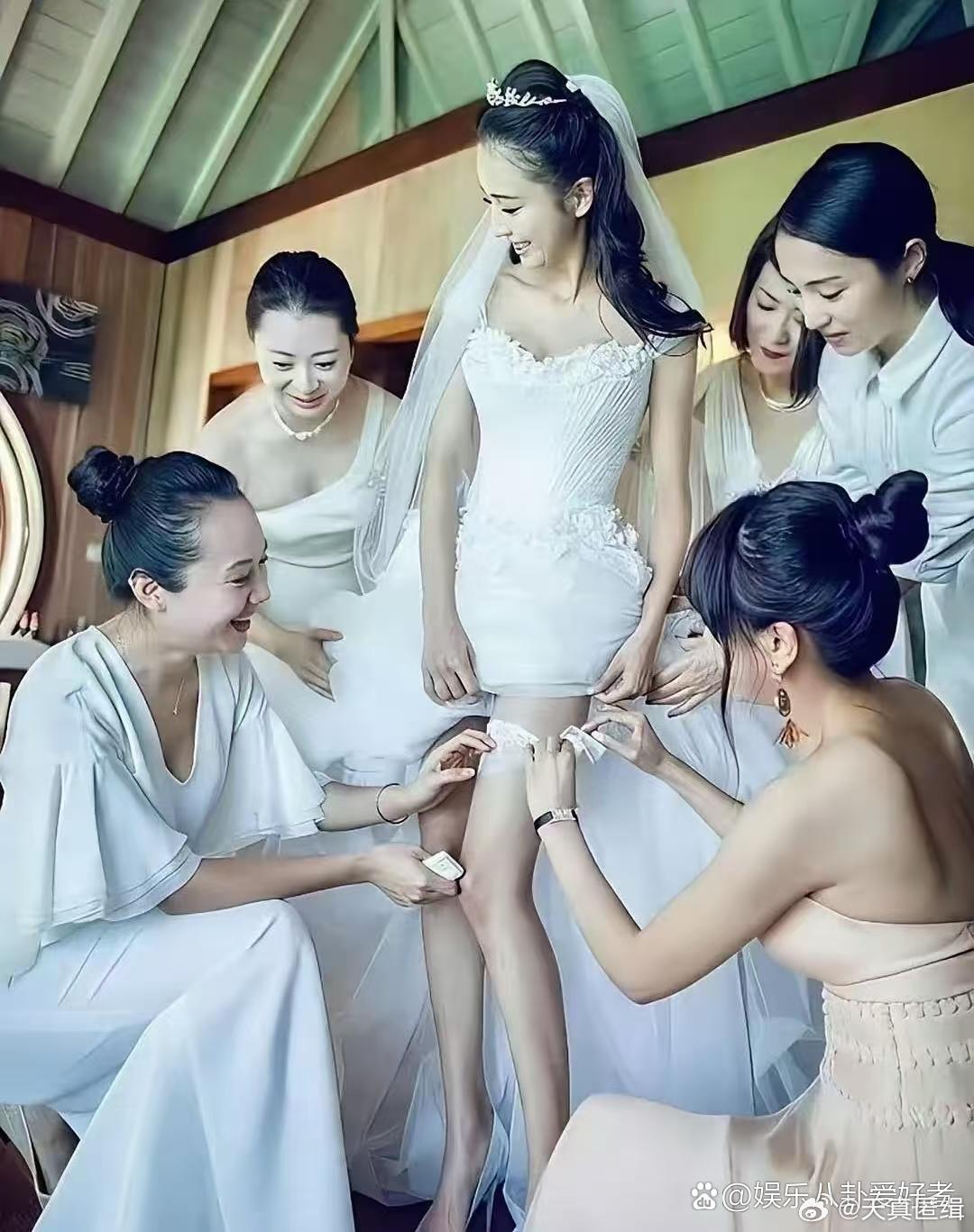 佟丽娅的婚礼董璇也在旁边