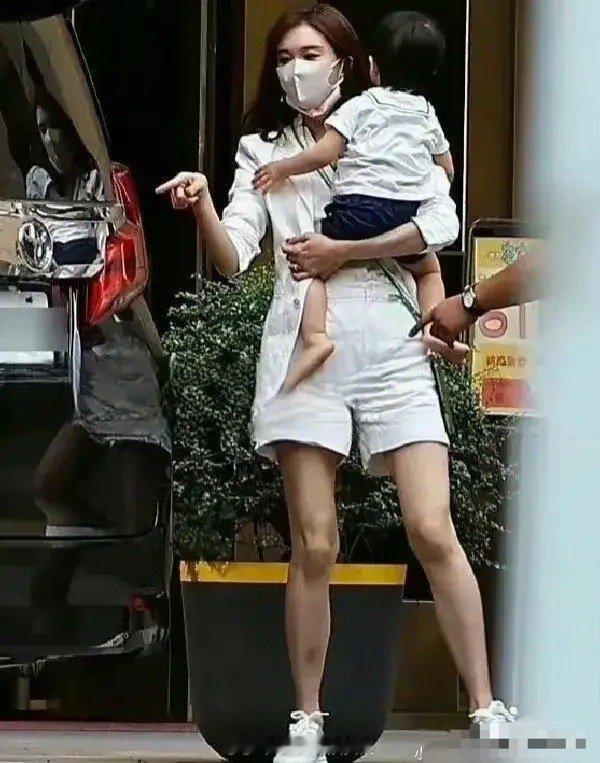 林志玲上了年龄，腿也不是以前的那么纤细了，和性感这个词语没什么联系了，真回家庭了