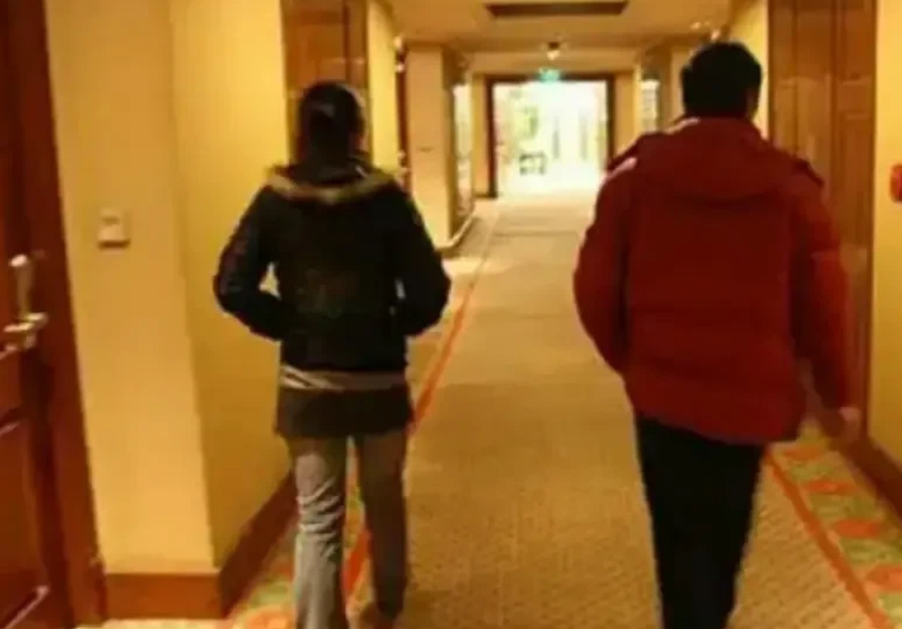 内蒙古呼和浩特，女子跟有着30年交情的男同学出去旅游，在宾馆里，男同学搂抱并强吻