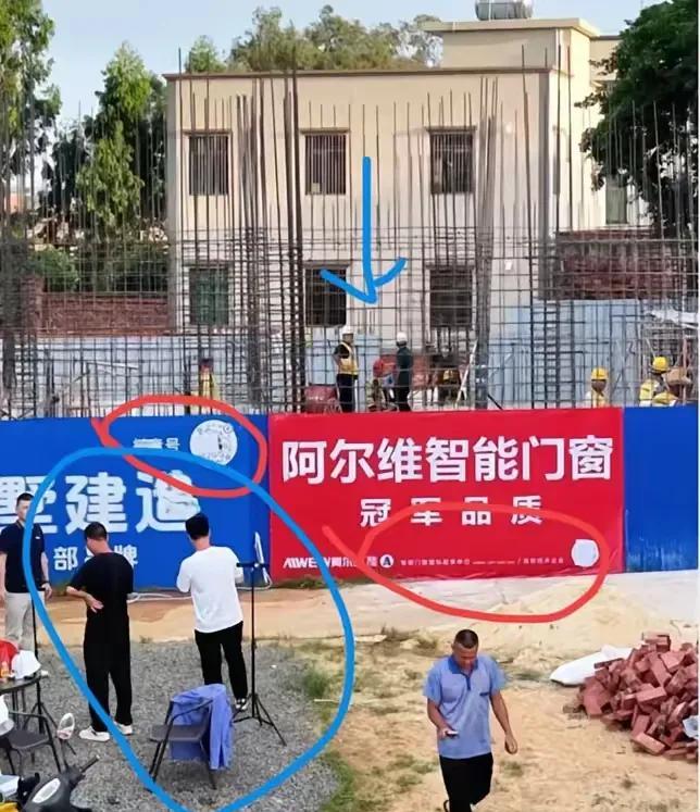 全红婵家的小洋楼建得也太慢了，快半个年了连第一层还没盖好，但是人可不少，还有个项