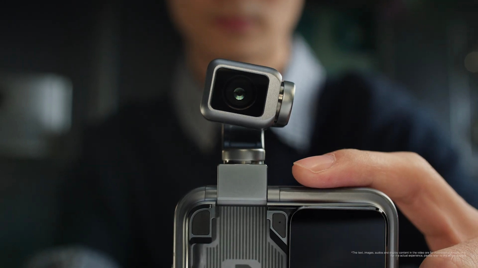 草，奇怪的关注点有网友问，荣耀RobotPhone上市后盖真机真的会和广告中