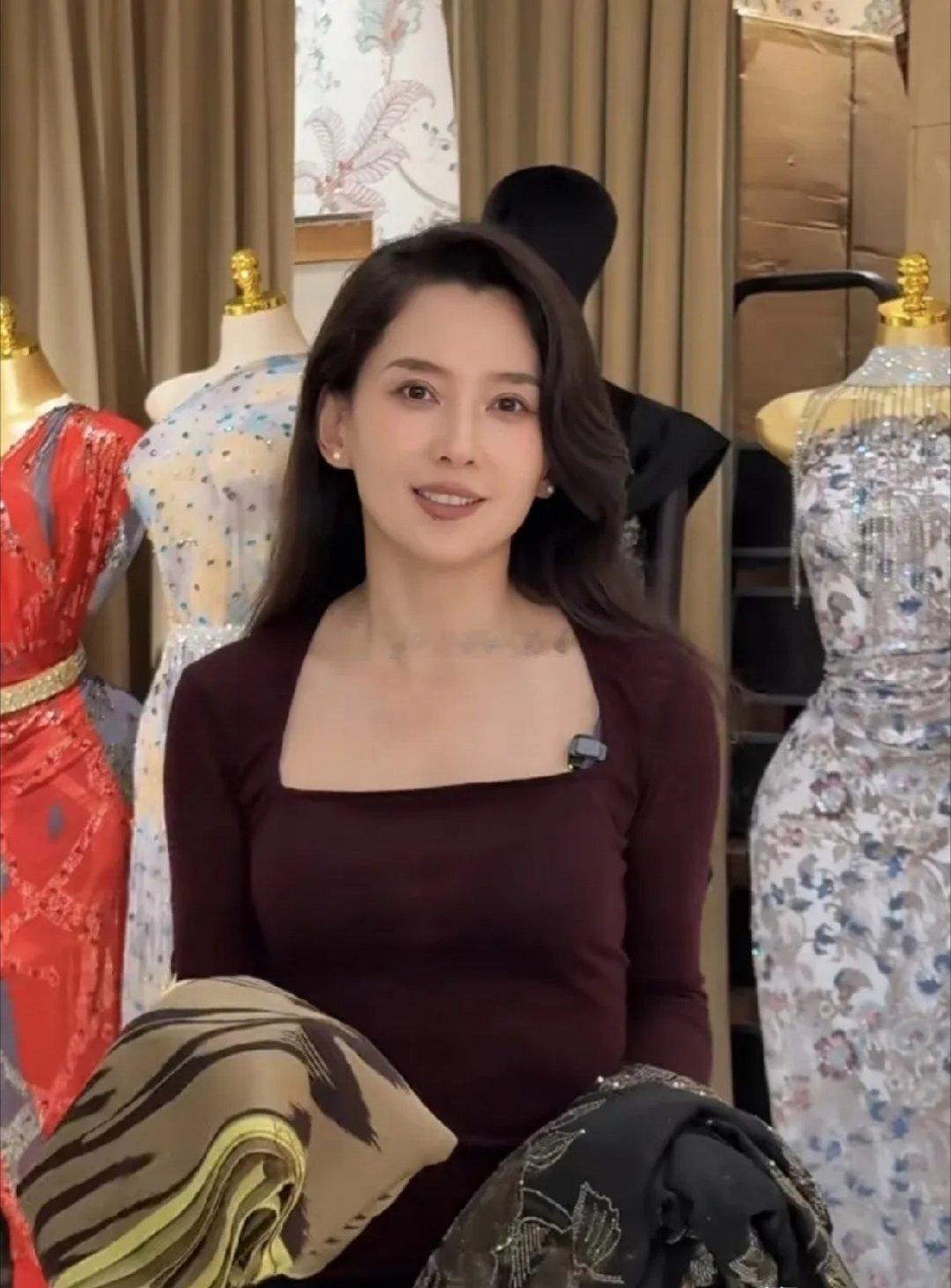 汪峰真有眼光啊，女友森林北现在变得越来越漂亮，乍一看还挺像李冰冰。​​​