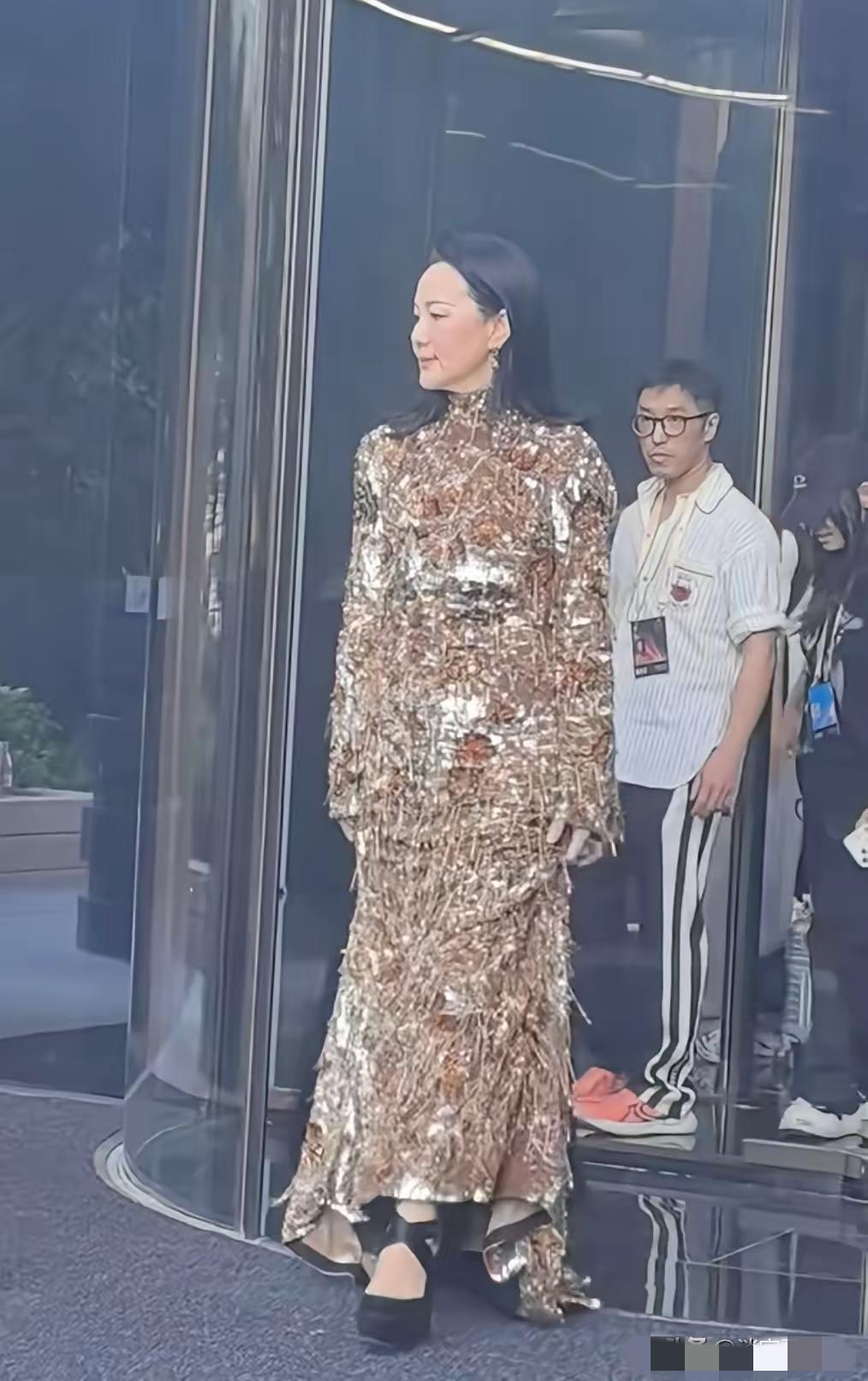 这届的最丑造型我颁给咏梅了！都别抢！老树皮一样的材质。后背漏那么大。风尘味道