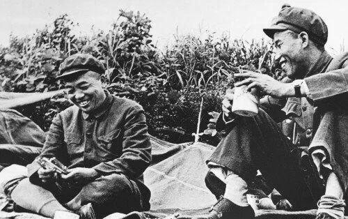 1965年，彭德怀一边抽烟，一边固执地对毛泽东说道：＂我还是回乡当我的农民好，你