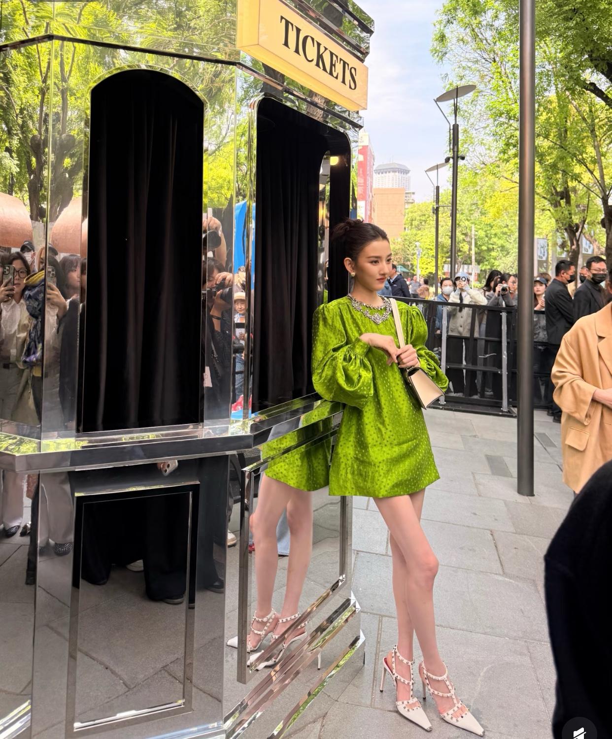 挺费解的就是，宋祖儿人是很美腿也很长但为啥穿这么双鞋子，那么长是因为角度的问