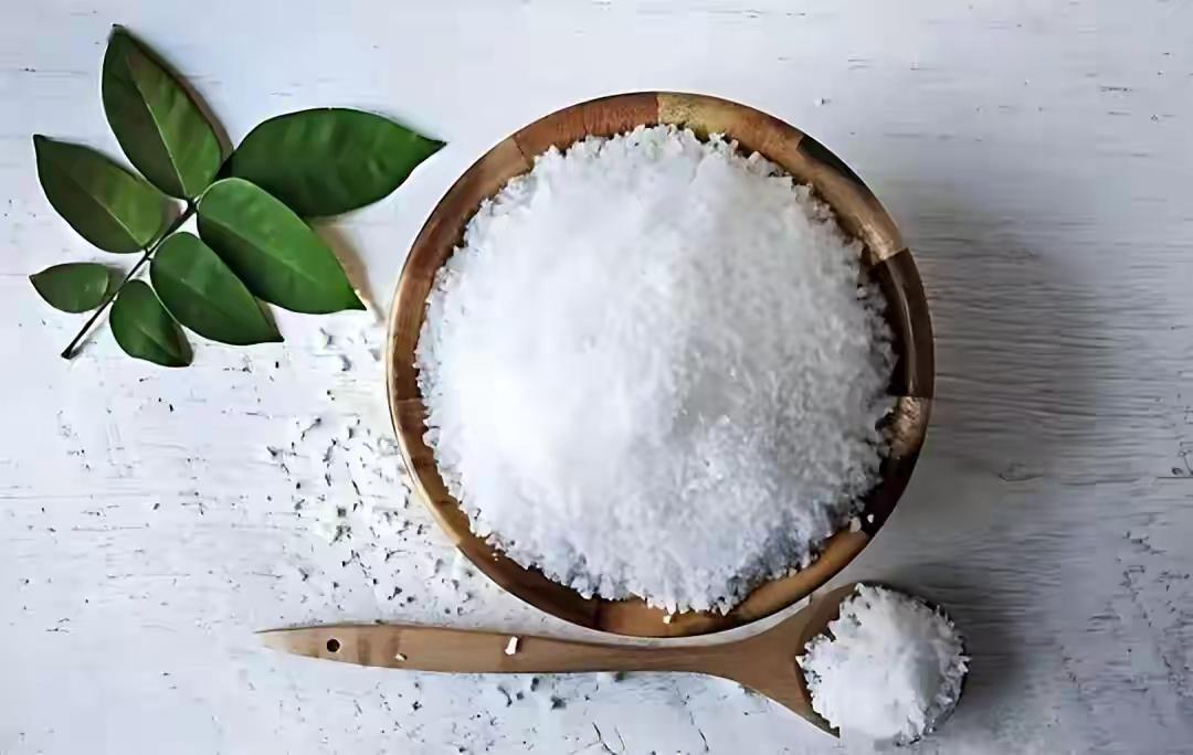 🧂医生调研提醒：高血压患者立刻停止食用，比盐还伤血管，尽早撤桌——不是盐，