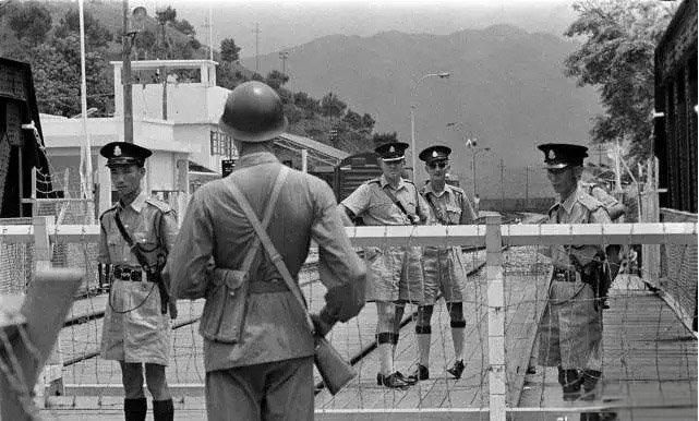 1952年7月，抗美援朝激战正酣，广东澳门边境上，一名葡萄牙黑人士兵突然脱下裤子