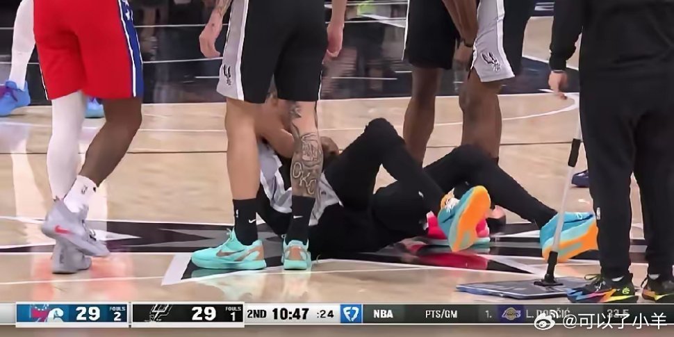 文班亚马肋骨挫伤文班受伤离场，左肋挫伤，没什么大碍。MVP之争可能就此作罢！后续