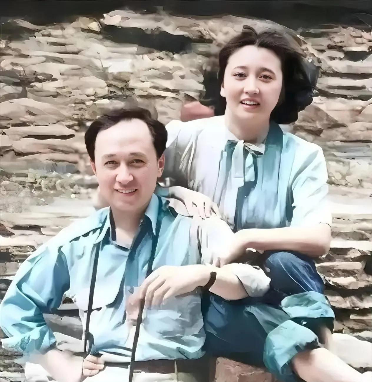 35岁的钱学森一直未婚，钱父托27岁的蒋英帮儿子介绍对象。蒋英组织聚会，钱学森谁