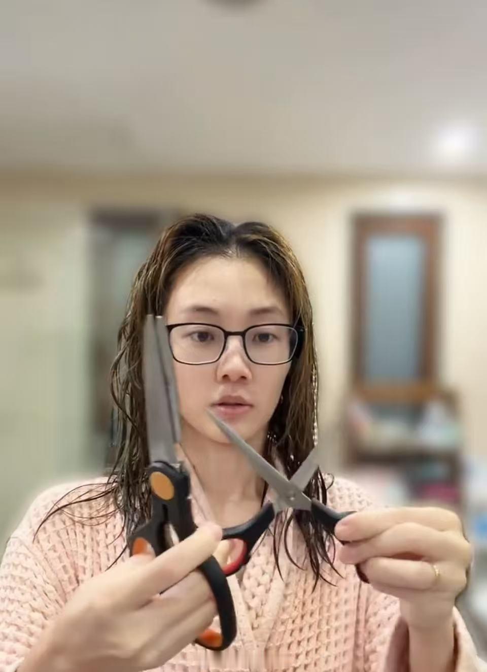 苗苗剪发vlog苗苗剪发vlog来喽，短发也很美！苗苗剪了短发
