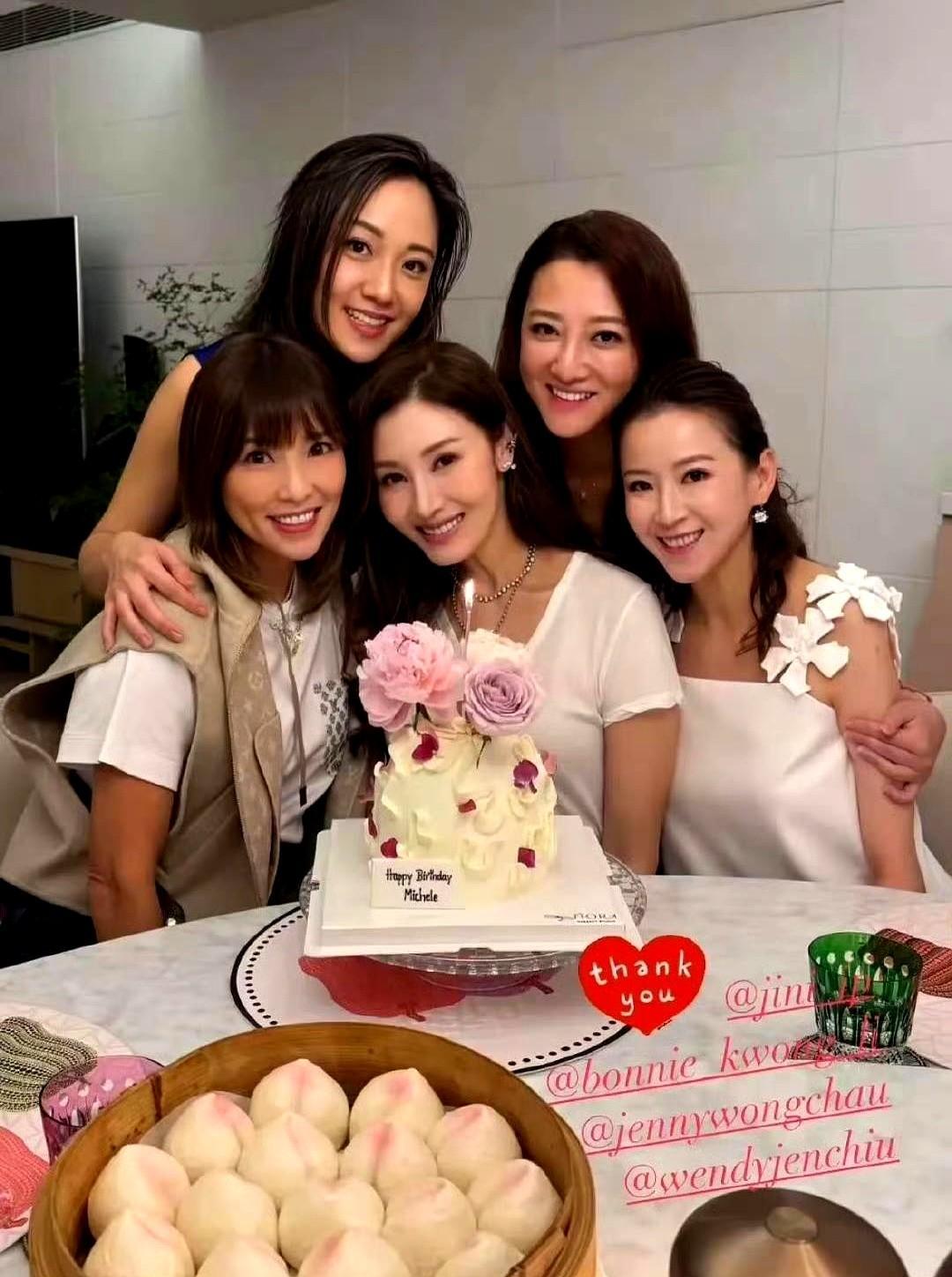 李嘉欣过生日，她的脸跟桌上寿桃好不配，无法想象年轻美丽的她居然55岁了。不过脸