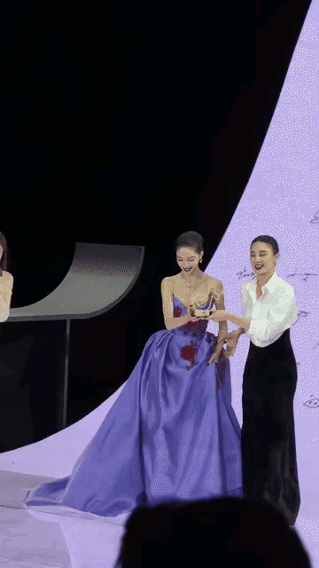 都这么明显了，真的是恶意曲解吗？下图所示，这个奖杯是给整部剧的，理应由钟楚曦
