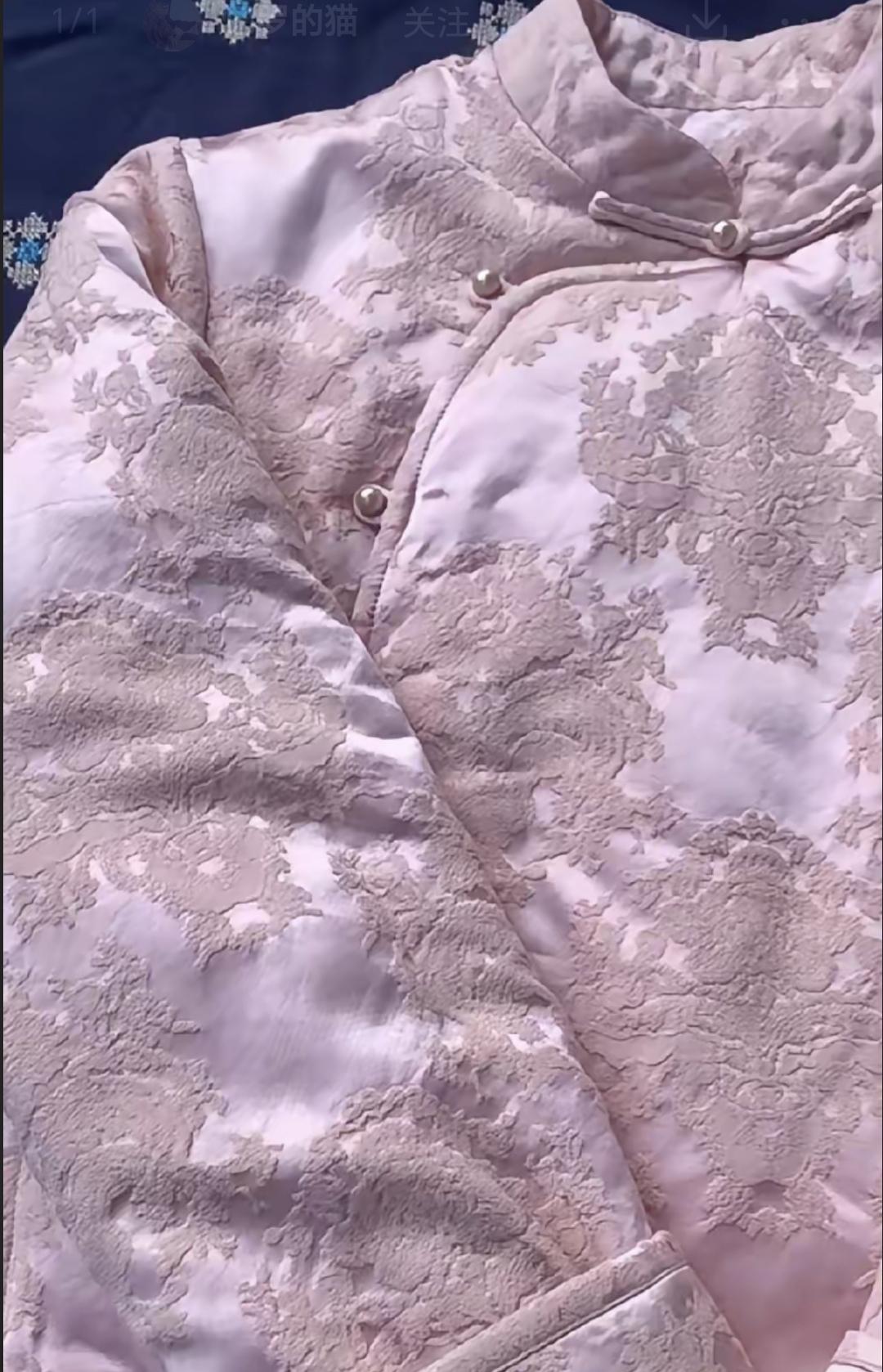 今天路上看见好多老人提着纸衣服，都是准备给去世的亲人烧的。走到一个摊子前，发现卖