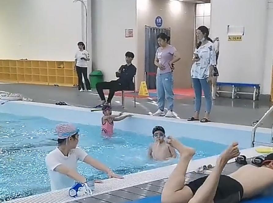 游泳池里不雅行为令人作呕[烟花]去游泳池陪孩子练游泳，亲眼目睹了一件肮脏的事: