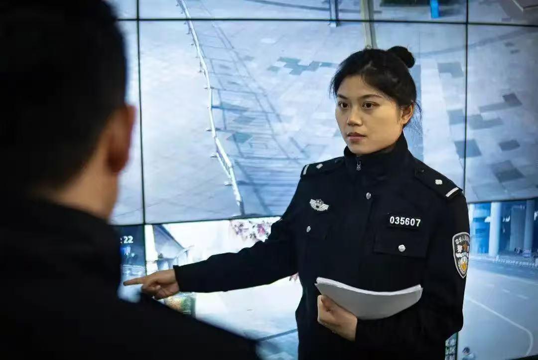 “这人就是纵火犯！”2025年9月，武汉一住宅区发生火灾，一个女警官在模糊的监控