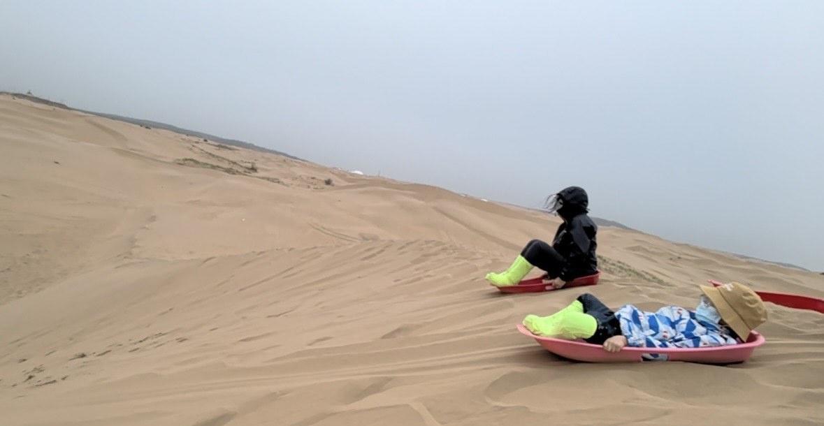 中午吃完饭自驾来到了这里，找了当地人开了超级越野车，进入到了沙漠腹地，如果是胆子