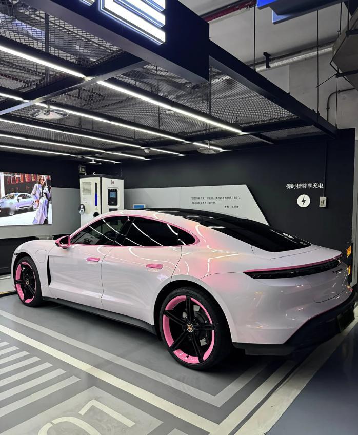 这辆Taycan冰莓粉拼色也太会了，粉嫩嫩的色调甜到齁，之前的天蓝蓝就够心动，现