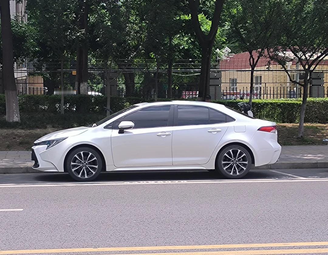 跑网约车，车就是饭碗，坏了修一天。我开过丰田雷凌也开过卡罗拉，说白了，两个车发动