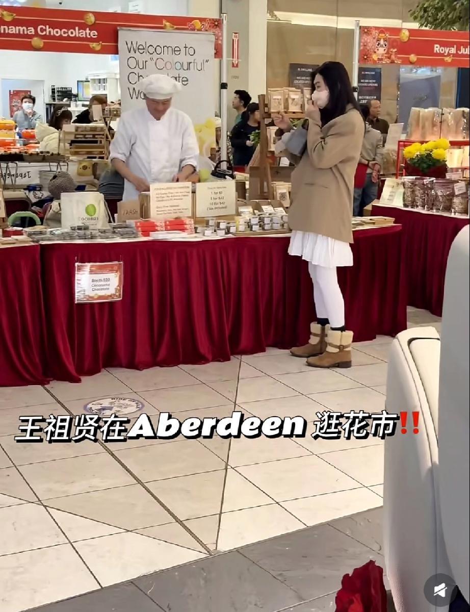 王祖贤列治文逛花市衣品太差，又成大妈！2月8日，王祖贤一大早便现身加拿大列治