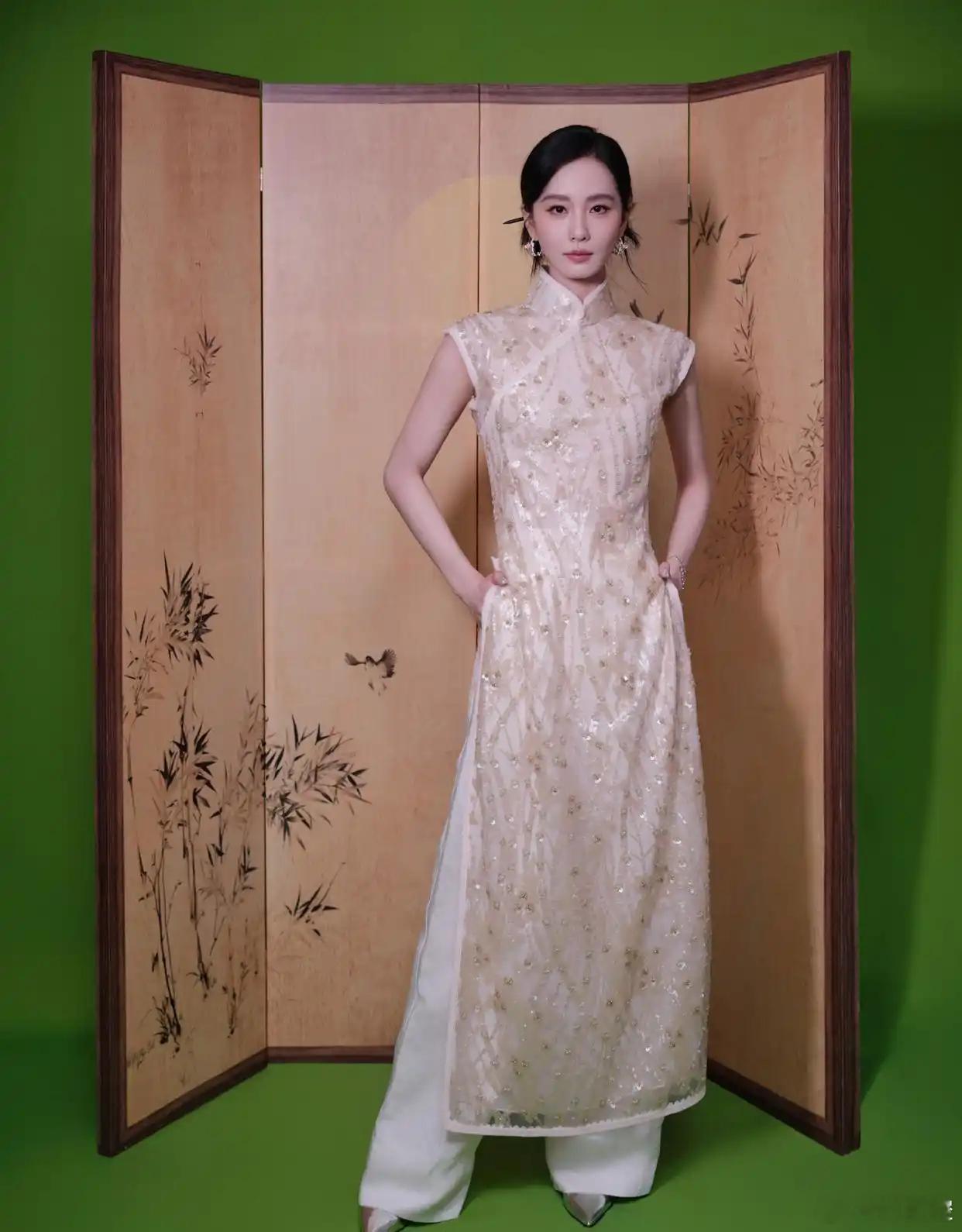 刘诗诗穿淡粉旗袍，淡雅如诗，美得让人心醉