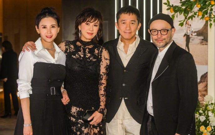 最近刘嘉玲和梁朝伟一起出席活动，两位搭配的都很有特色，刘嘉玲这回穿了一件黑色的蕾