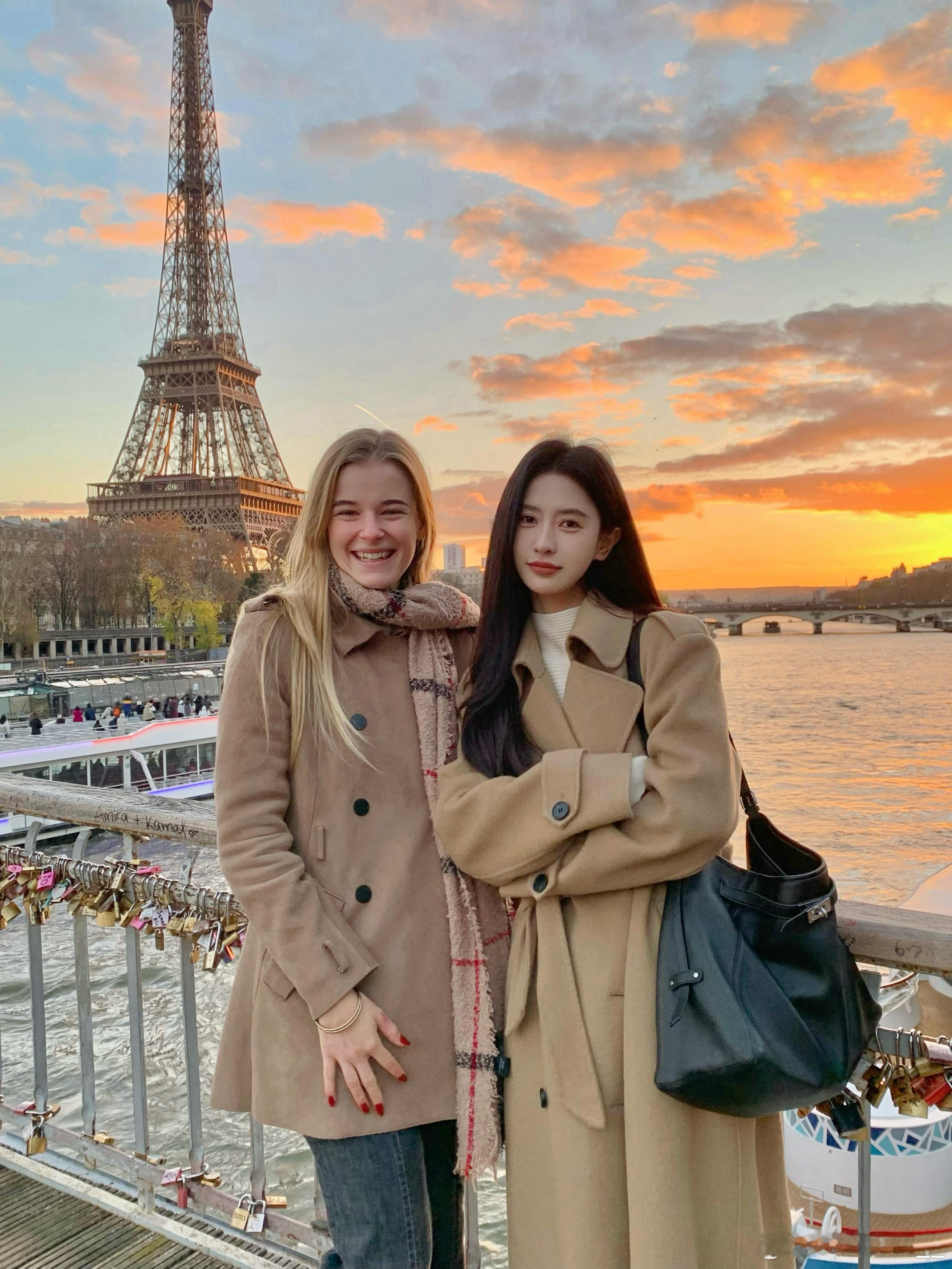 旅行中那些不可复制的瞬间本来前一秒还在塞纳河的游船上懊恼突逢下雨，下一秒就遇到了