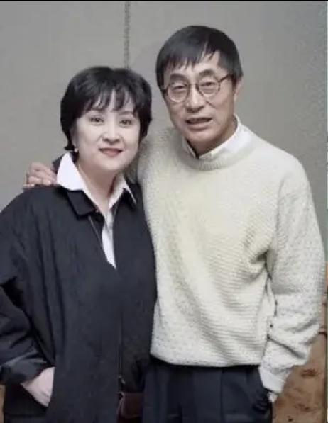 跟刘家昌在一起的甄珍，就像一位居家操劳的家庭妇女；甄珍与谢贤再度重逢后，就像陶