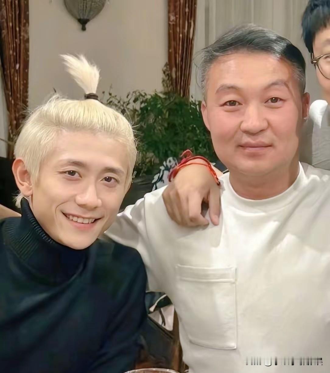 张一山，这次压力更大了，新年期间，张一山扎着小辫子和朋友们聚餐，粉丝都说他的银