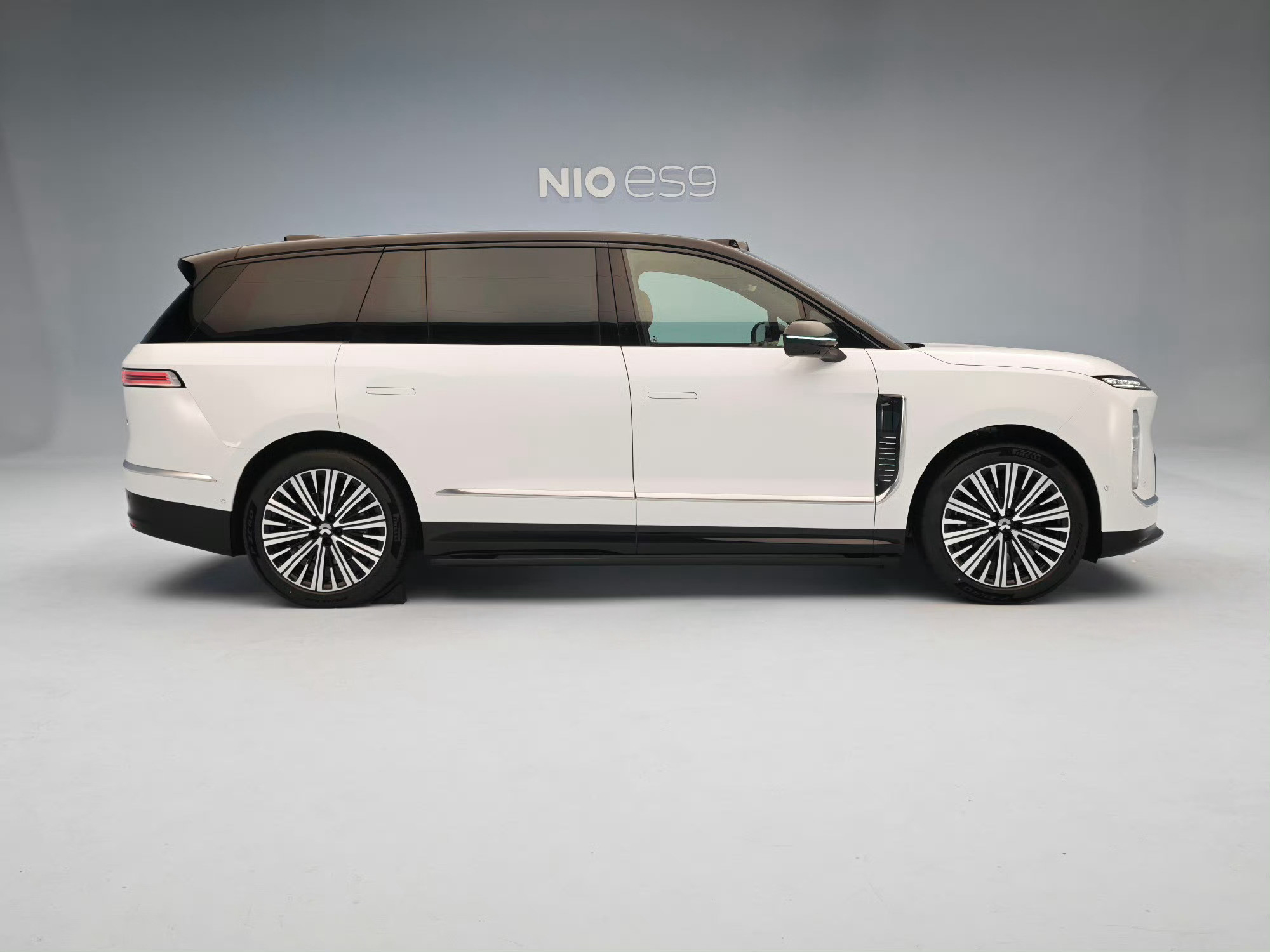 蔚来ES9尺寸很大，看着也是真大，车头的处理比ES8好多了，非常霸气挺拔，更重要