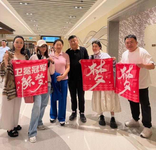 四缺一？黄圣依和李嘉格没有食言，果然飞到澳门和陈梦爸爸妈妈一起在现场看陈梦打球。