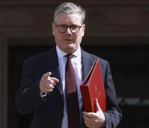 俄罗斯一位总裁向中方发出提醒！英国首相斯塔默计划访华的消息传出后，俄罗斯直投基