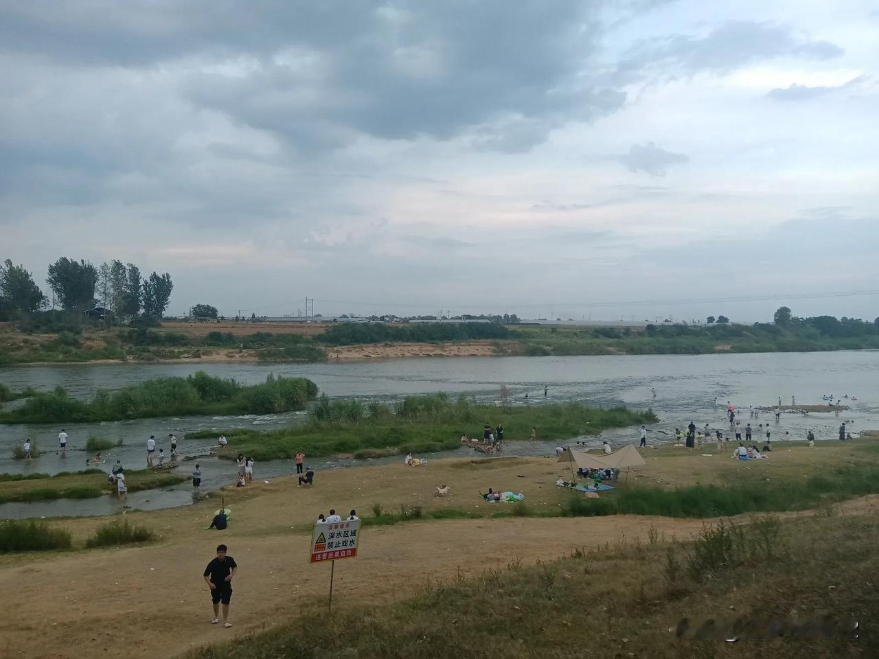新野白河疆石滩因特殊地貌，无数人前来戏水，钓鱼，散步，成为夏季野外纳凉胜地。疆