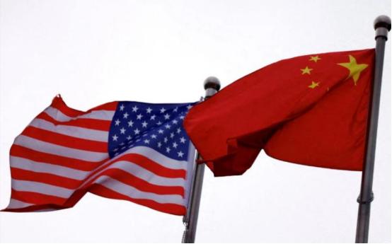 83岁拜登带病出山，一开口就冲着中国来，对特朗普痛心疾首 “裹着厚外套，声音