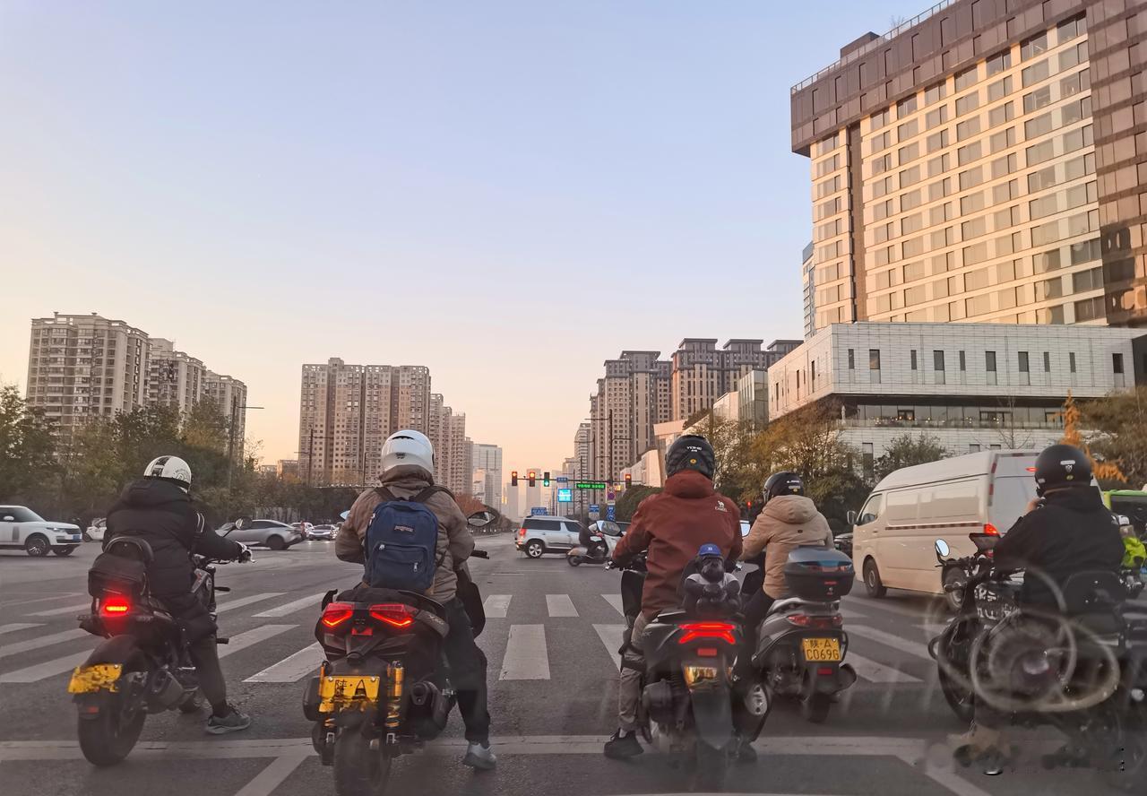 11月27日，当第一缕晨曦刚探出头，西安的“摩托大军”便如潮涌般倾泻而出。他们于