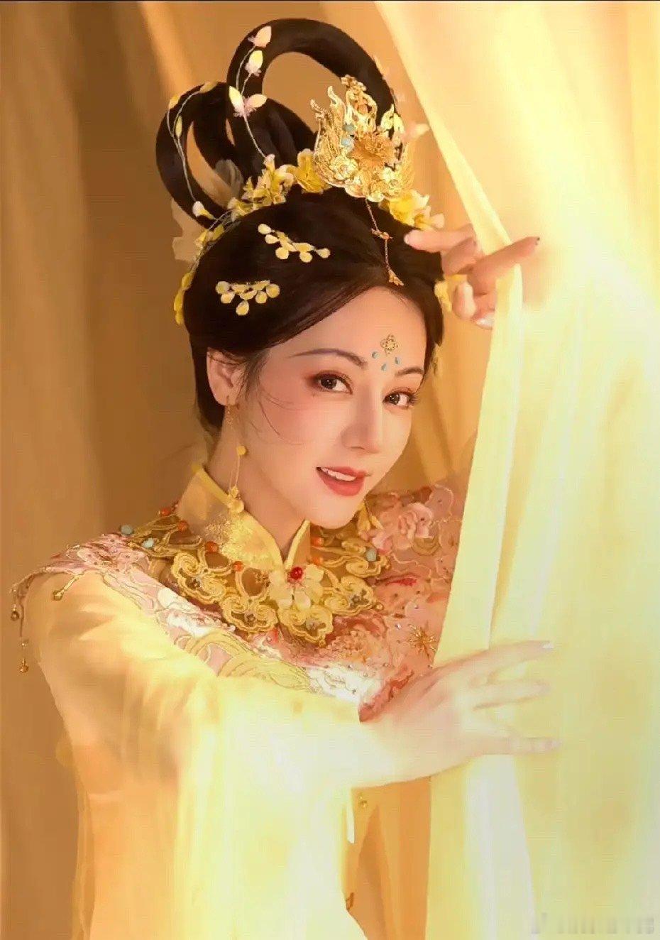 迪丽热巴的中秋晚会造型，好飘逸唯美啊，就像一个花仙子！​​​