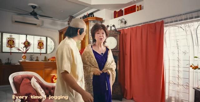 70岁的朱咪咪有「TVB御用阿妈」之称，她于2017年返新加坡与两个儿子及新抱同