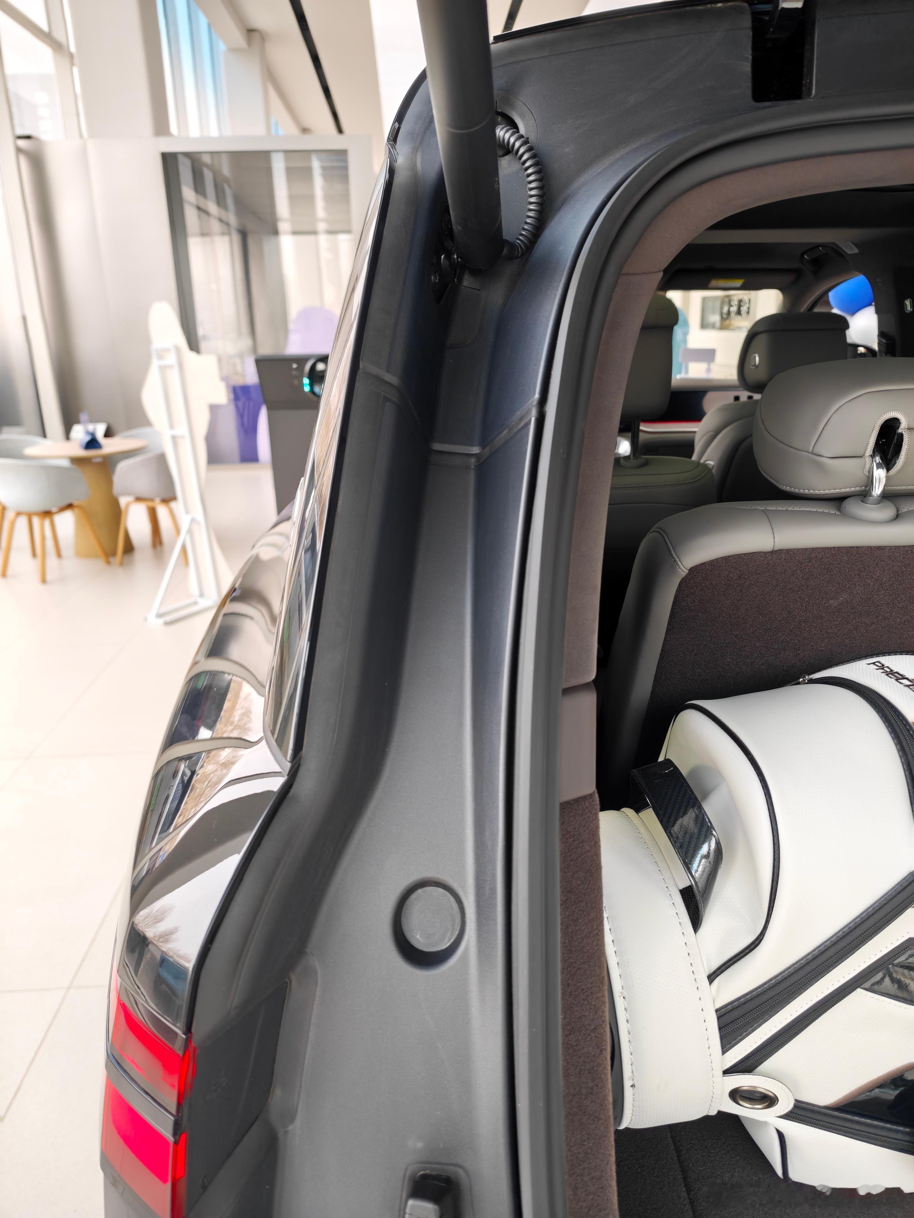 昨天看了腾势n9那是真的舍得花钱呀！整个后备箱流水槽都用塑料件包上了腾势一点也