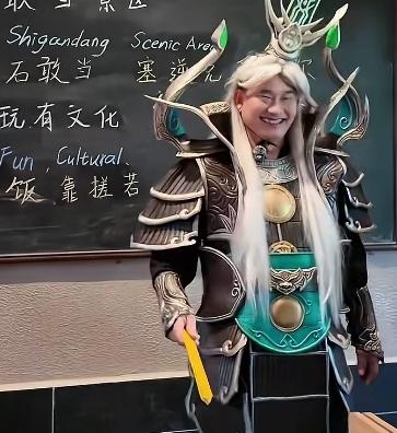 大衣哥，被主办方称“老师”。大家产生了质疑！你怎么看？大衣哥从星