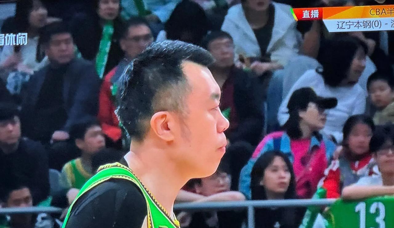 辽宁王朝落幕了！玄冥二老谢幕之战满眼都是不甘，当韩德君不敢被派出场被广厦后卫惩罚