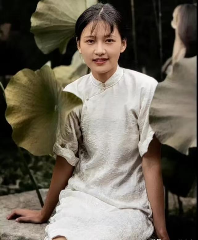 老照片里的林徽因，清丽如莲，不愧是传世才女一张珍藏的民国老照片，让我们亲眼
