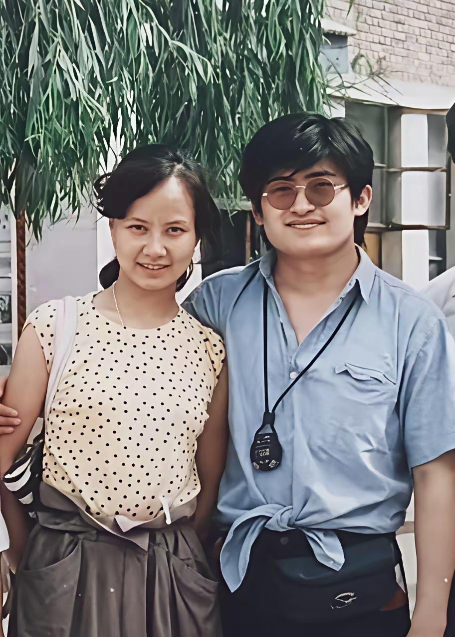 1993年那个聚餐的委屈，卢璐在自传里写得很细。桌上只有一碗米饭，刘欢头也不抬地