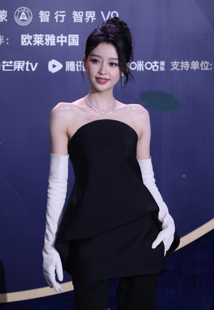 今天孙怡在出席活动的时候搭配了一身黑色的衣服，看上去干练又潇洒，最关键的是秀出了