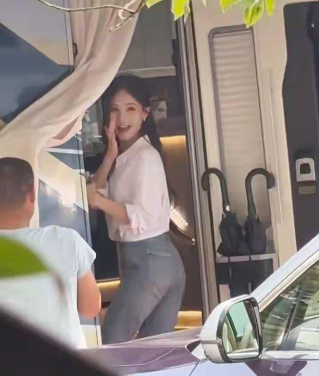 李一桐这身材真的太好了，35岁的年纪，不大不小，成熟稳重又可爱