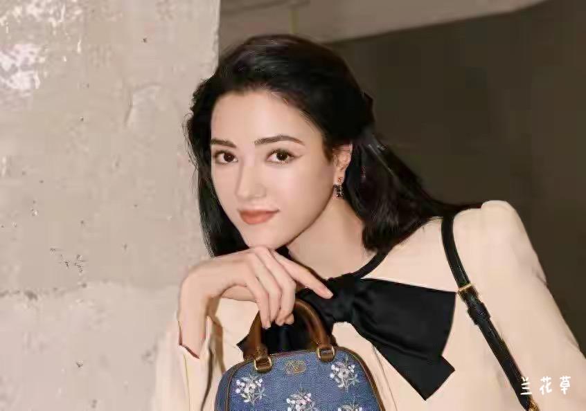 就是这个娜然，与霍家二公子霍启山的恋情，已经暴动全网。娜然，29岁，俄罗斯女演