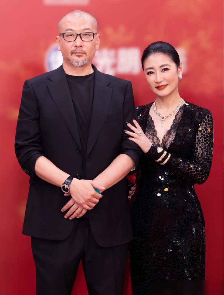 管虎当年跟马伊琍分手，就一句话，你太强势了，我要的是传统老婆。马伊琍直接怼回去：把我当保姆吗？转身就