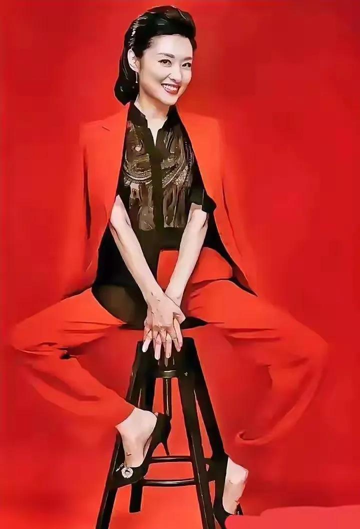 周涛的美丽瞬间：哇，小姐姐这身红色套装太有范儿了，坐在凳子上都这么有气场！