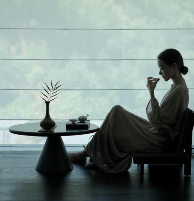 一位社会学家说：“婚前，大部分女孩子生活的真实状况是，在城市的某个角落住着出