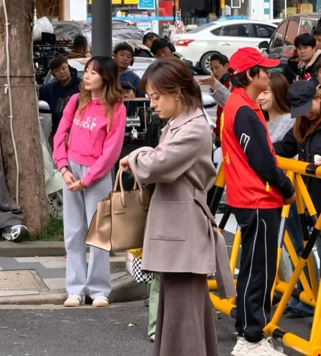 42岁素颜炸街！孙俪穿灰大衣带儿子买面包，头发一剪短，像大学老师下班。路人