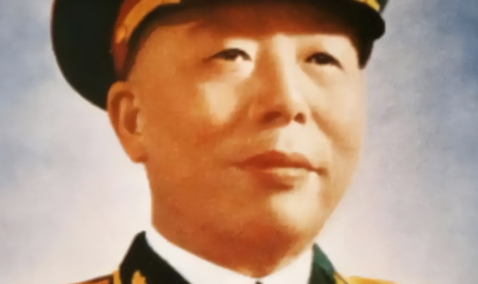 1949年，上海，宋时轮应邀参加宴会，他刚落座，一位身材修长的女子，就推门进来。