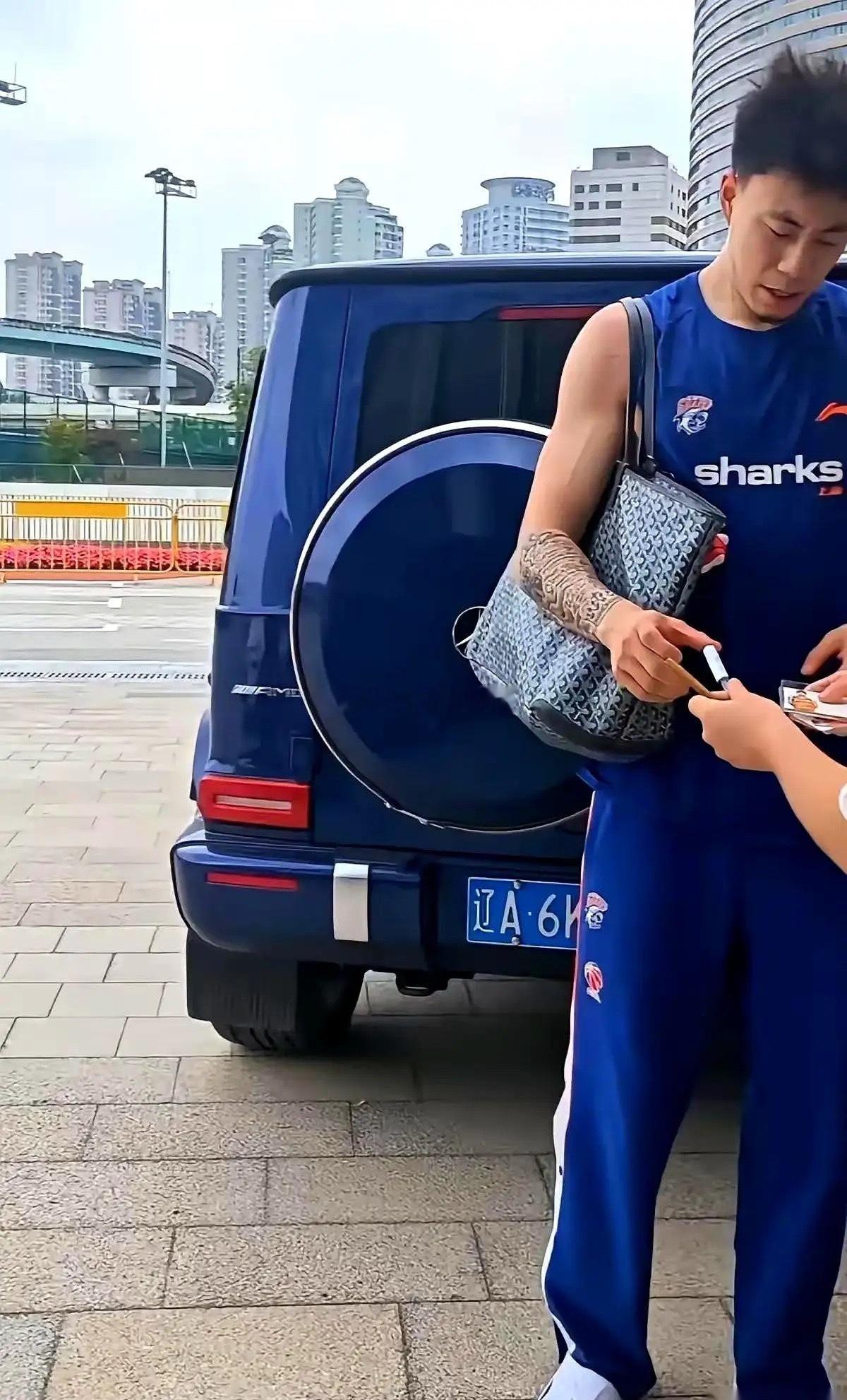 张镇麟那辆辽A牌照的大奔，就这么大摇大摆地停在上海。很多人第一反应：疯了吧？上海